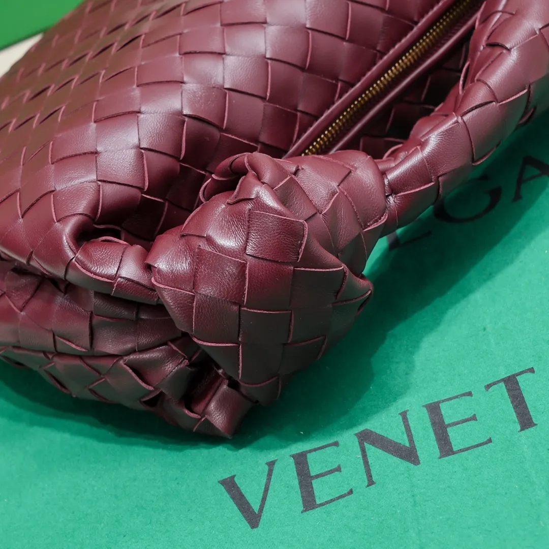 Batch 1460 BV Bottega Veneta's new medium-sized JODIE handbag BV bag for women 🔥The new method is to round the corners on the original basis, and knot the round hobo bag with classic woven leather. The most iconic triangular pull-out design is made of sheepskin hanging soft shape, which is super suitable for concave shapes~Jodie feels really gentle to people. It is definitely the best item for daily matching, unchanged weaving, new elements twist, versatile, and the new favorite of street style Internet celebrities! Size: 36*21*13 Model: 6697